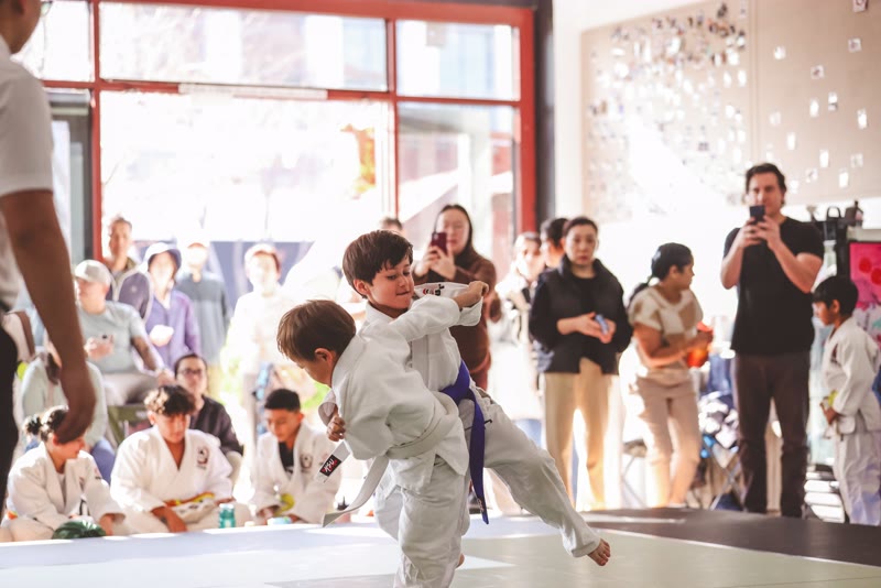 Kensei children drilling judo techniques together on the mat