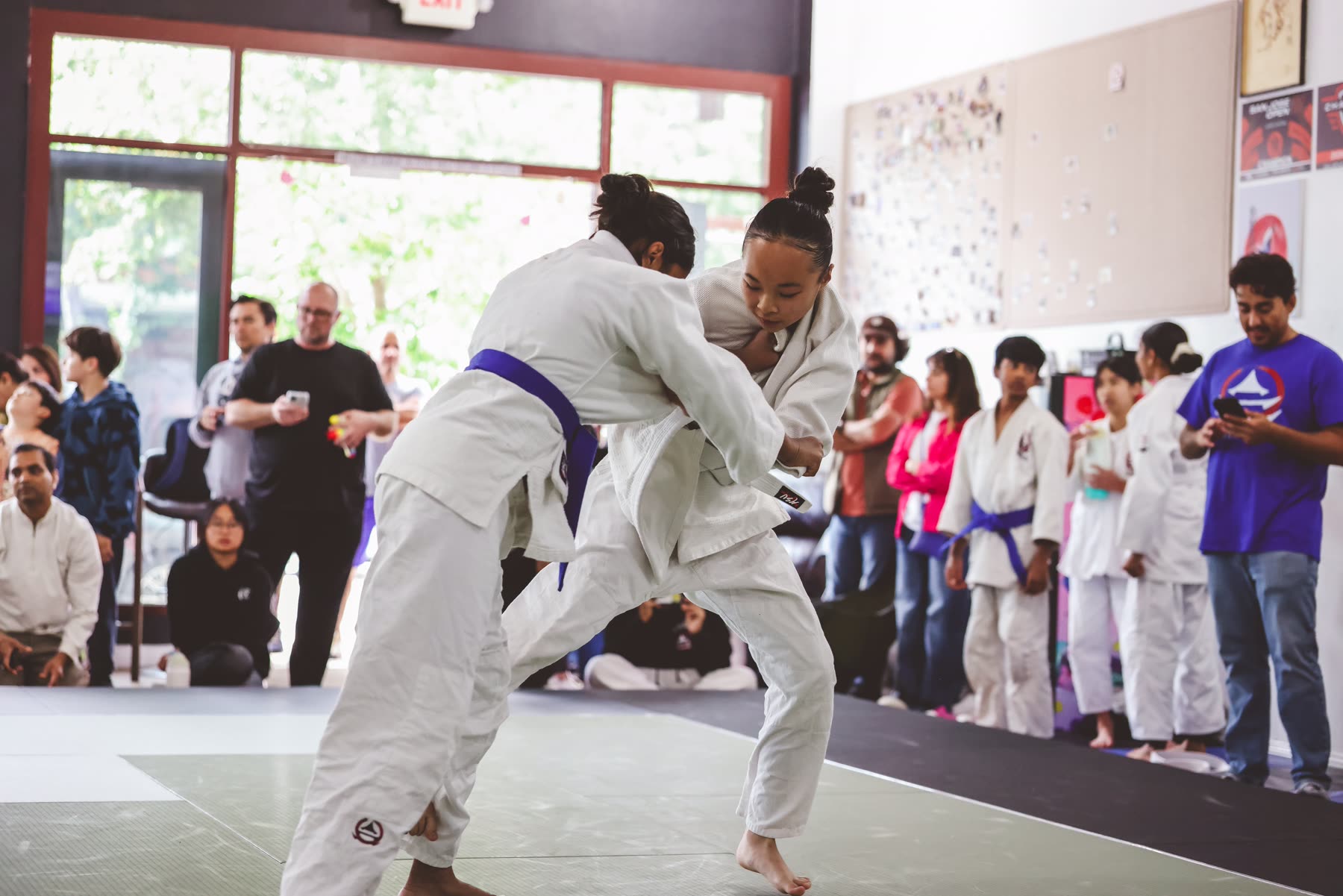 Kensei juniors practicing breakfall rolls together during class